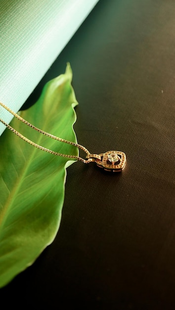 dames gouden ketting met groene bladeren