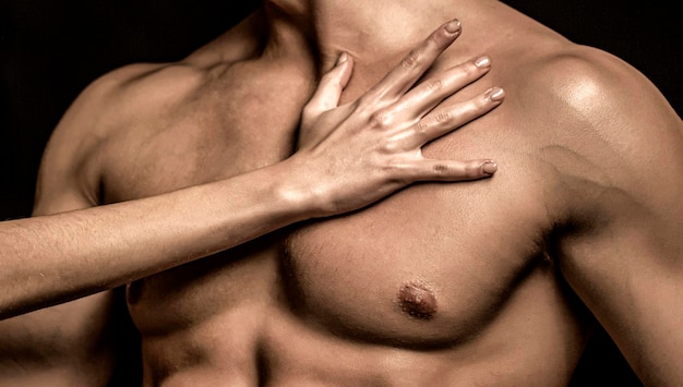 Dames hand aanraken naakte man's blote torso Sexy verliefd stel Sensuele passieliefhebbers