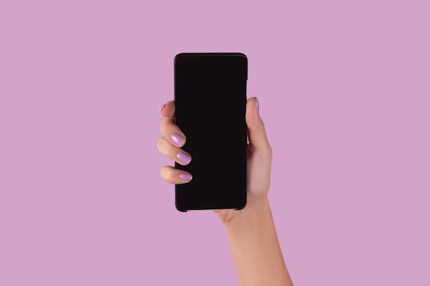 Dames hand met lavendel manicure met smartphone met leeg scherm