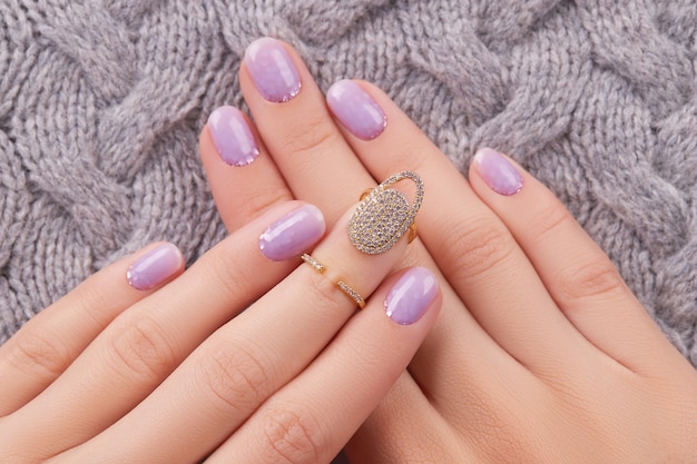 Dames handen met modieuze lavendel manicure winter kerst nagel ontwerp