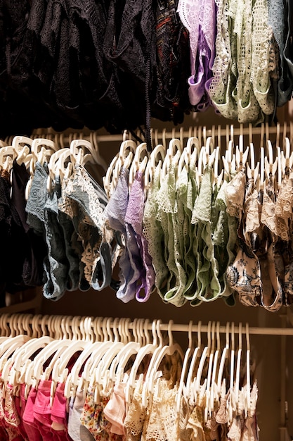 Foto dames kanten slipje op hangers in een lingeriewinkel. verticaal.