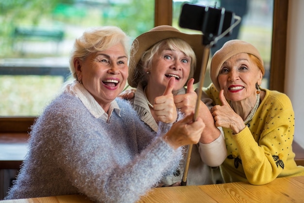 Dames nemen selfie aan tafel