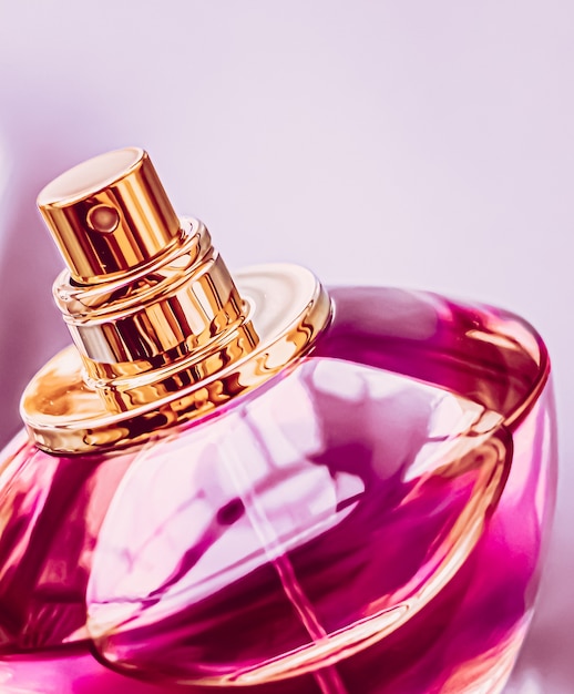 Foto dames parfum roze cologne fles als vintage geur eau de parfum als vakantie cadeau luxe parfum...