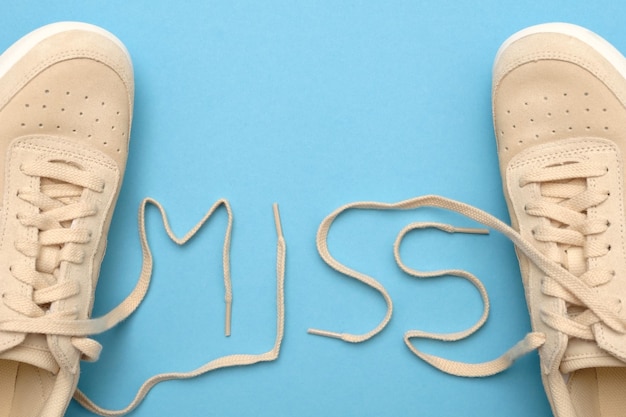 Dames sneakers met veters in miss tekst