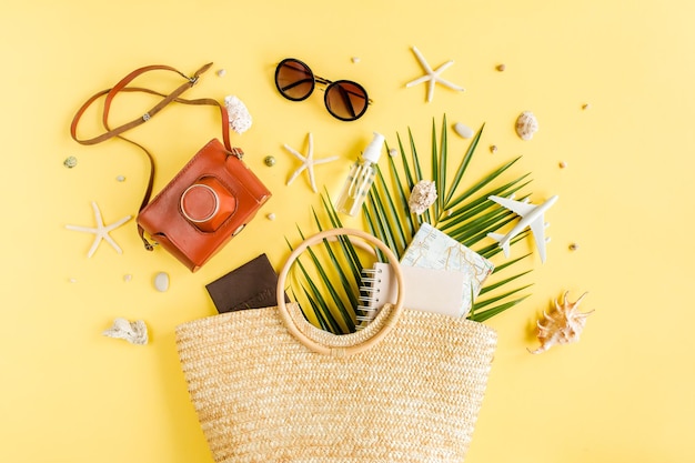 Dames strandaccessoires rotan tas retro camera tropische palmbladeren modelvliegtuig vliegtuig op geel