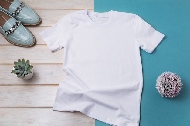 Dames T-shirt met turquoise loafers