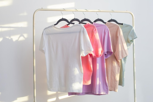 Dames t-shirts op hanger op witte achtergrond