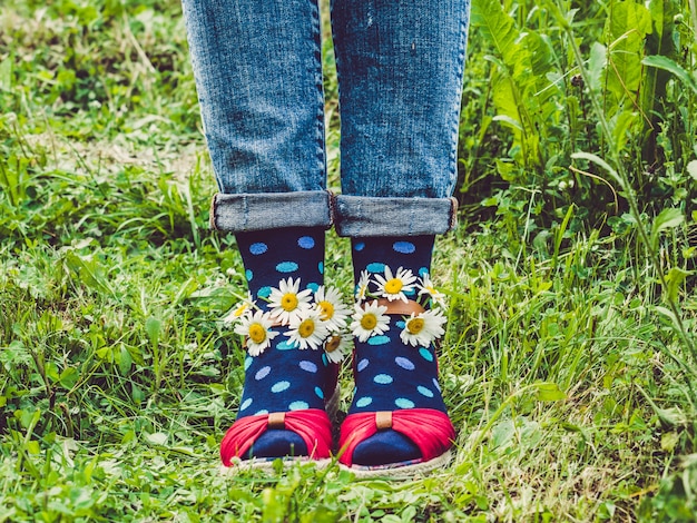 Damesbenen, modieuze schoenen en lichte sokken