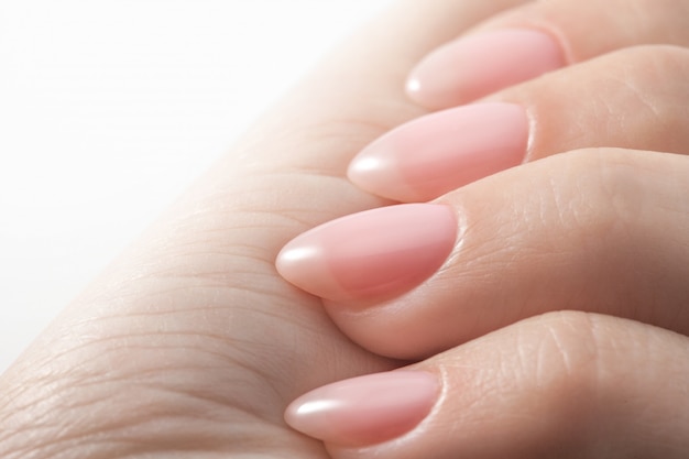 Dameshanden met perfecte Nude manicure.