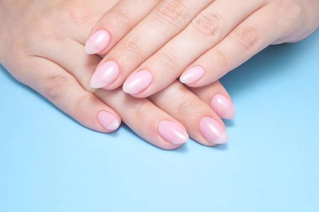 Dameshanden met perfecte Nude manicure.