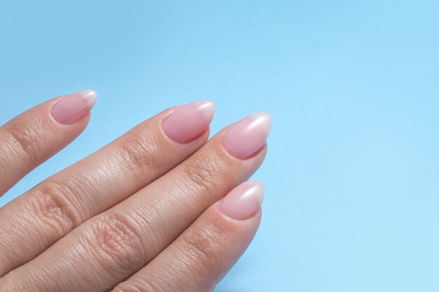 Dameshanden met perfecte Nude manicure.