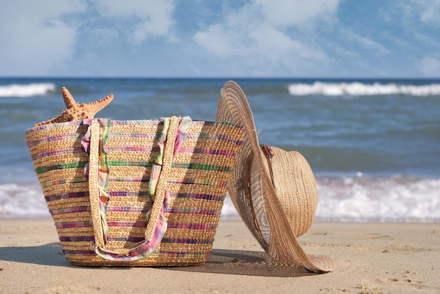 Dameshoed en -tas op het strand