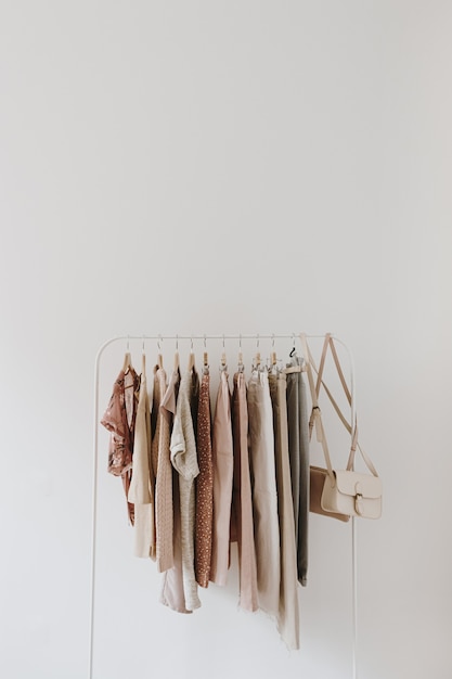 Damesmode heldere pastel kleding op hanger op wit