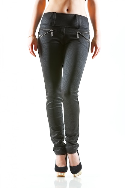 Damesoutfit in donkere leren skinny broek