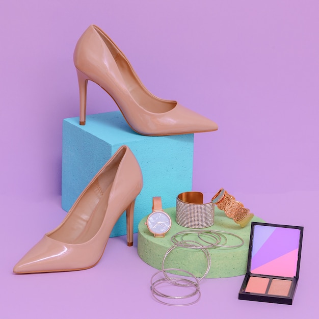 Damesschoenen, sieraden en cosmetica-accessoires. Pastelkleuren geometrische ruimte. Mode en glamour concept art