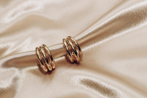 Damessieraden gouden ketting trendy sieraden op een zijden achtergrond