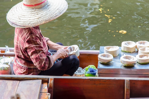 Damnoen Saduak-drijvende markt dichtbij Bangkok in Thailand