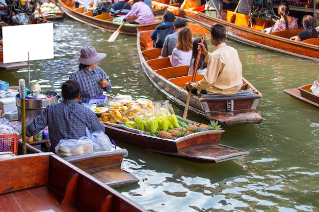 Foto damnoen saduak drijvende markt