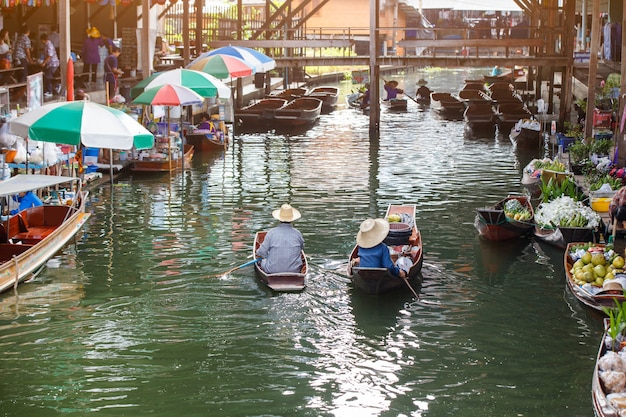 Foto damnoen saduak drijvende markt