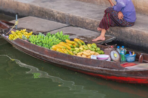 Foto mercato di galleggiamento di damnoen saduak vicino a bangkok in tailandia