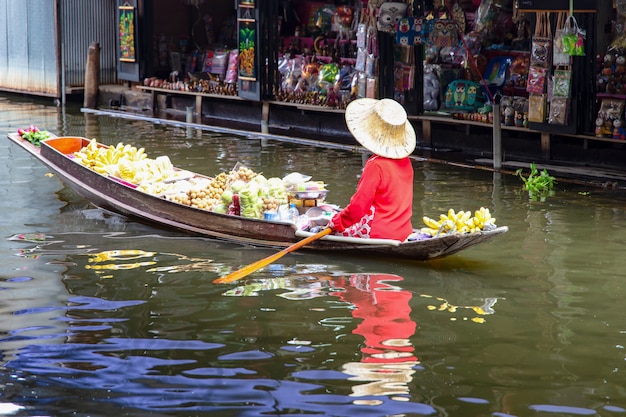 Damnoen Saduak floating market in Ratchaburi near Bangkok, Thailand 