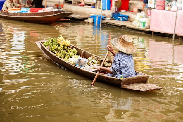 Damnoen Saduak floating market.