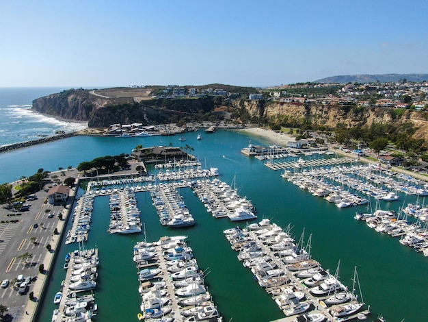 Dana Point Harbor en haar jachthaven met jacht en zeilboot in het zuiden van Orange County, Californië, VS