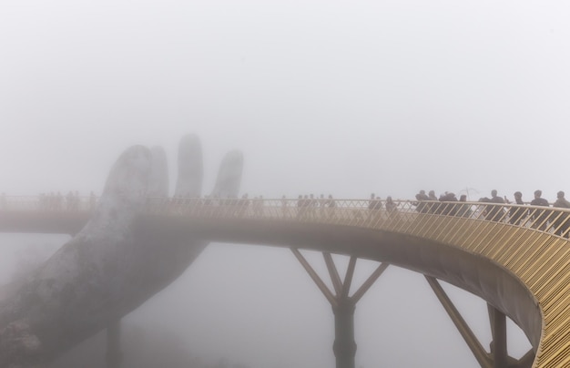 Danang Vietnam 04 JANUARI 2019 Uitzicht in de mist op de Golden Bridge op Ba Na Hills in Da Nang op regenachtige dag