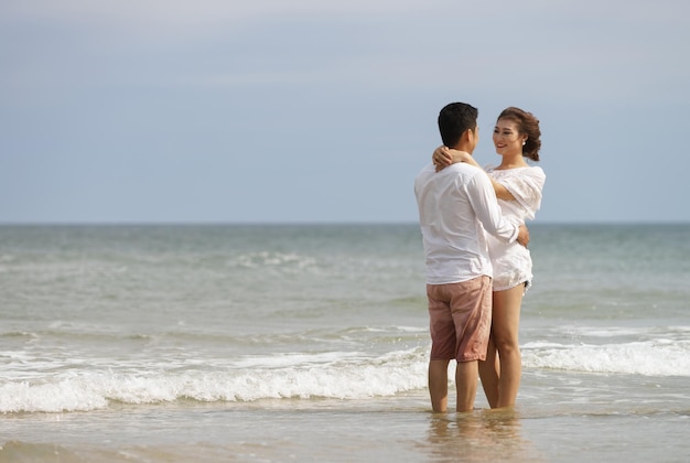 Danang, Vietnam - 20 februari 2016: Jong koppel omarmen elkaar in China Beach in Danang, in Vietnam