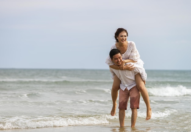 Danang, Vietnam - 20 februari 2016: Jong koppel poseren op China Beach in Danang, in Vietnam