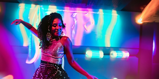 Dance Queen in een club tussen neonlichten