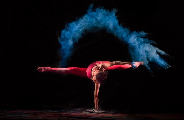 Танец с гуашем и таинственными световыми эффектами изображения балетного танца