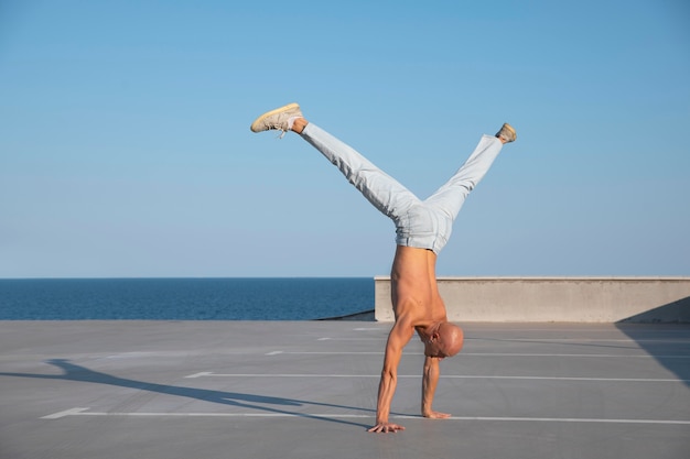 Foto ballerino che fa arte performativa elegante