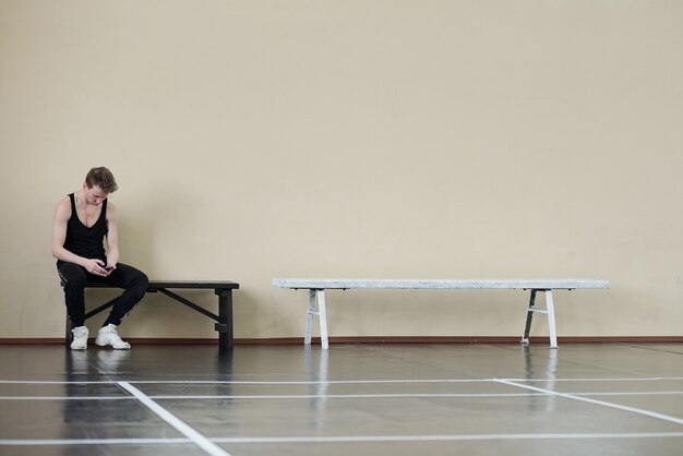 Foto ballerino che ha pausa