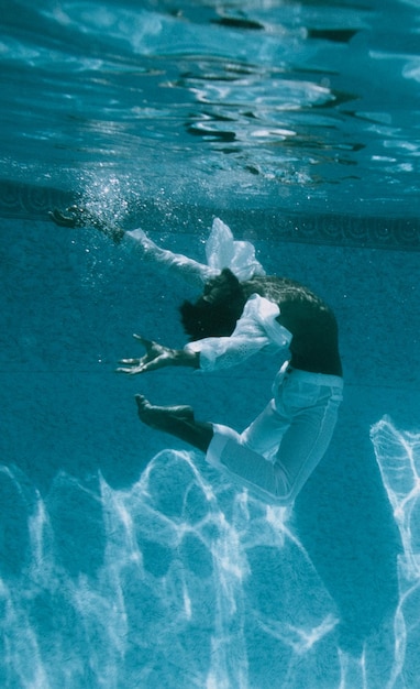 Foto ballerina che nuota in piscina