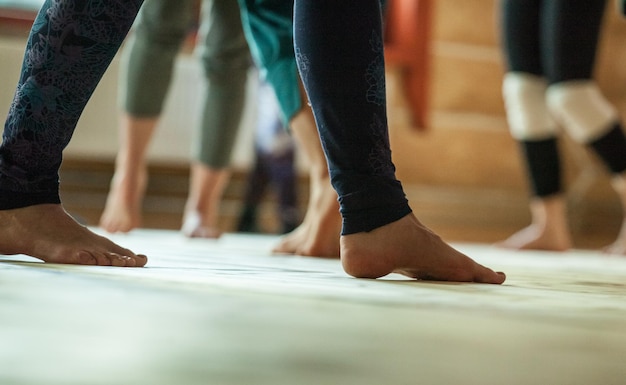 写真 dancers foots legs on floor