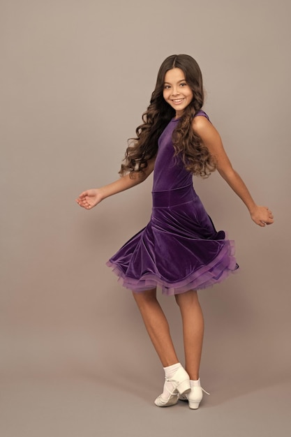 Танцевальная одежда, модная одежда, счастливая девочка-подросток, юная танцовщица, ребенок в фиолетовом танцевальном платье