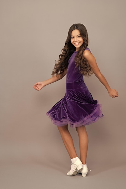 Dancewear mode kleding gelukkig tiener meisje junior ballroom danseres kind in paarse dans jurk