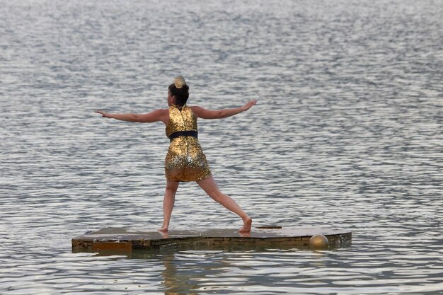 Foto ballare e galleggiare nel lago