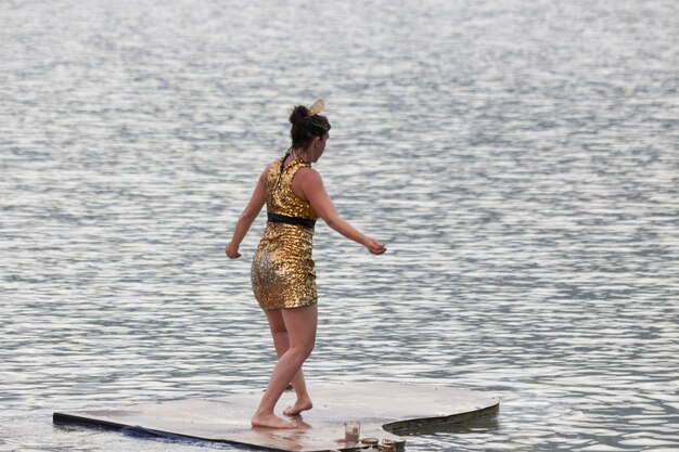 Foto ballare e galleggiare nel lago