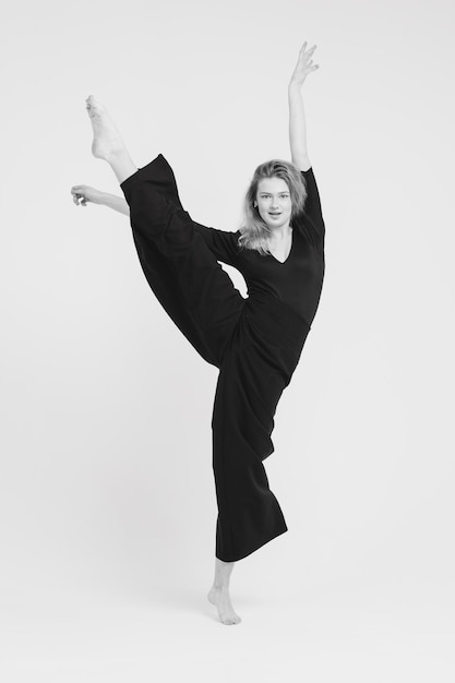 Photo dancing girl on a white background