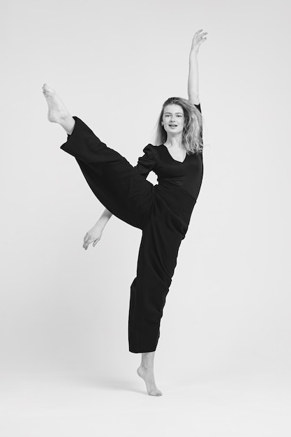 Photo dancing girl on a white background