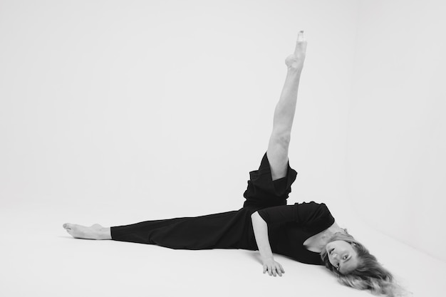 Photo dancing girl on a white background