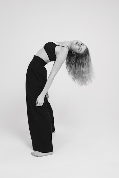 Photo dancing girl on a white background