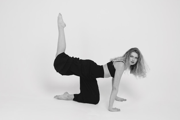 Photo dancing girl on a white background