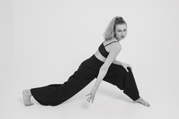 Photo dancing girl on a white background