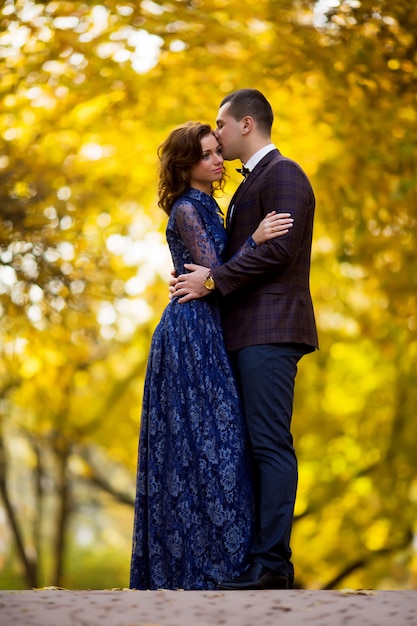 晴れた日に公園で結婚式のカップルのダンス