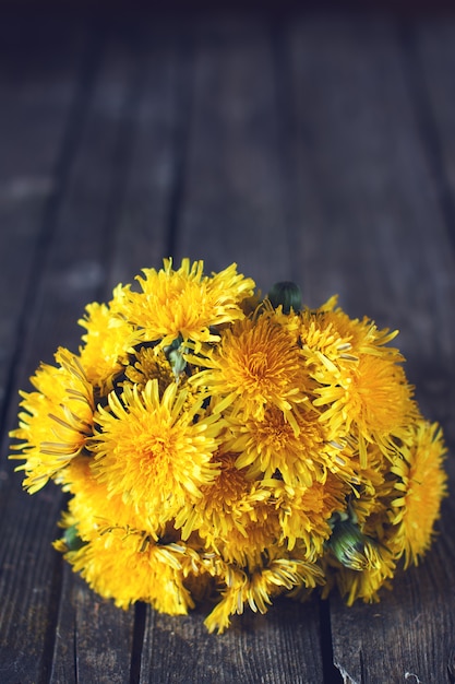 素朴な木のタンポポの花束