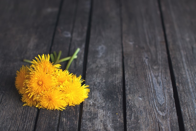 Photo dandelion bouquet on rustic wood