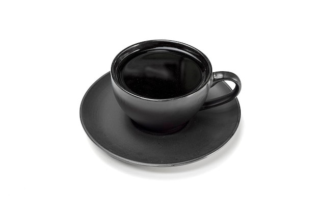 白い背景の黒いカップにダンドレオンのインフュージョン